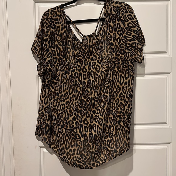 Torrid button front cheetah print top- size 2 - Picture 5 of 6